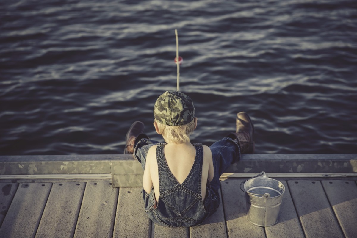 Niño pescando